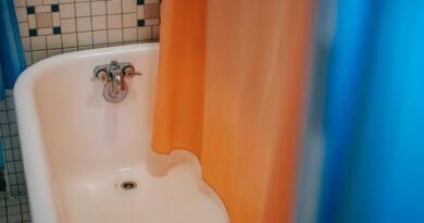 How to choose and clean the perfect shower curtain for your bathroom?