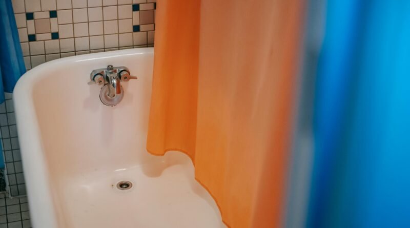 How to choose and clean the perfect shower curtain for your bathroom?